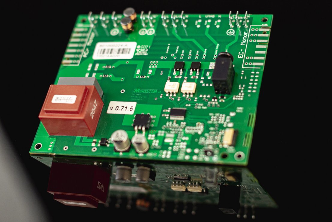 Steuerungsprint kombiniert mit Leistungsteil für Elektromotor und diversen Sensoren, Bedienung erfolgt über ein kapazitives Tastenfeld mit Glas