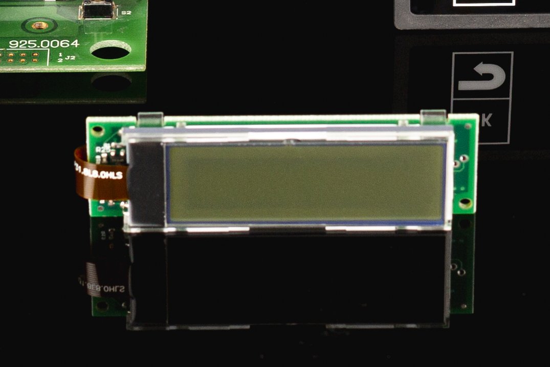 Kundenspezifische monochrome Displays: LCD Charakter-Modul, COG LCD mit Interface-PCB und resistiven Tasten inkl. Kunststoff-Front