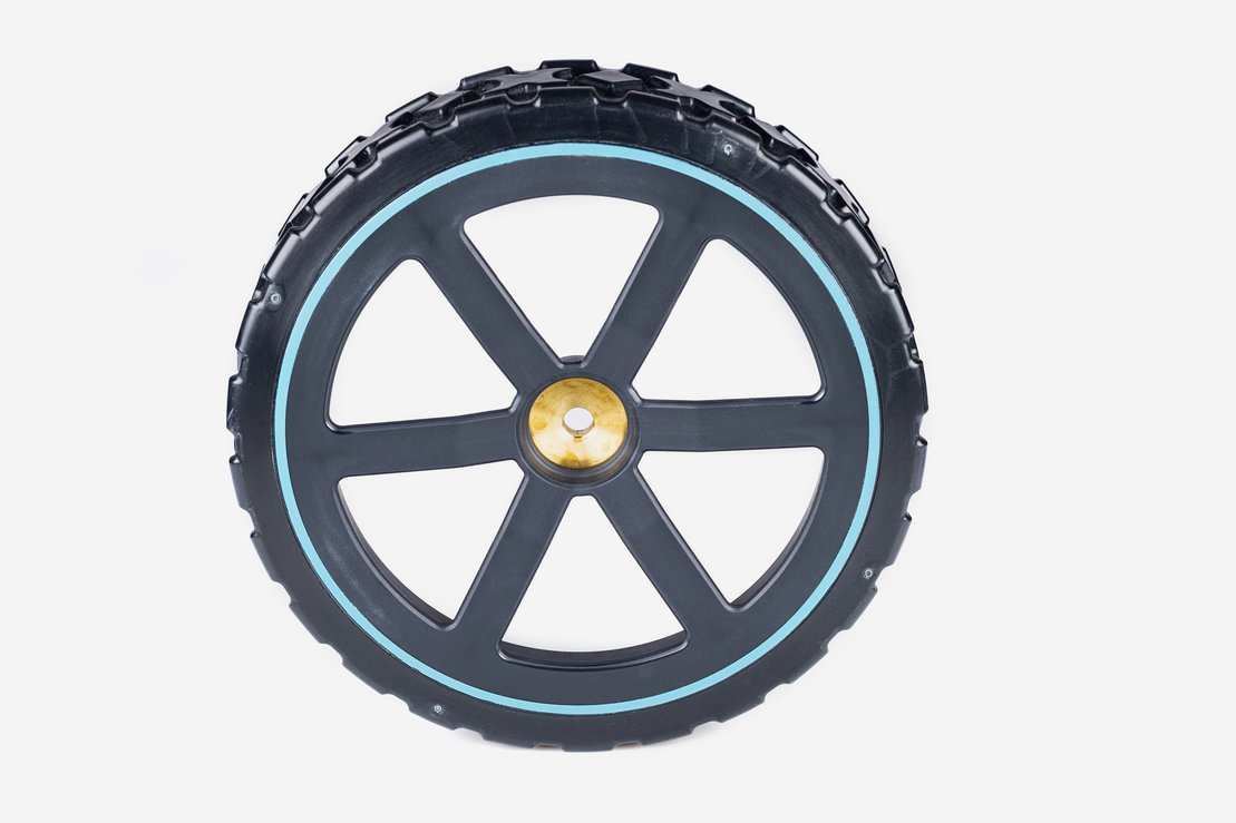 Veredeltes Laufrad mit Einlegebüchse, gefertigt in schlagzähem Kunststoff. Anschliessende Aufspritzung der Hartsilikon-Laufflächen für einen perfekten Rundlauf, gefertigt und entformt mittels 4 Stück Backen-Schieberelementen Rad aus Kunststoff