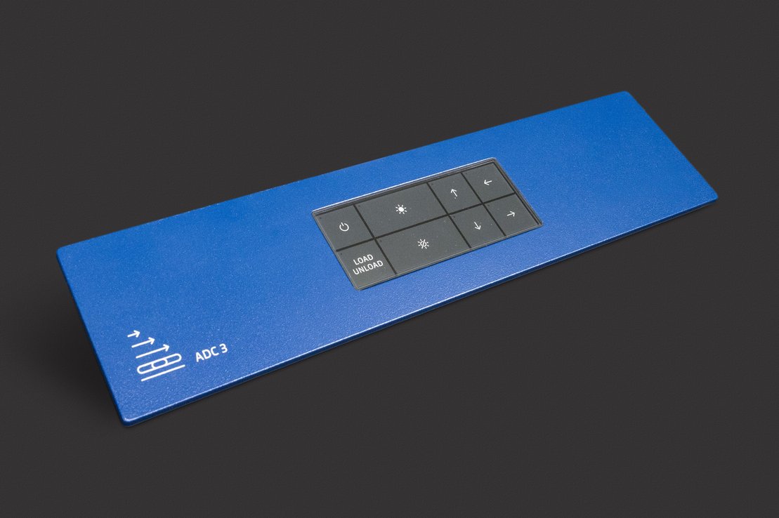 Glaspanel 3-farbig bedruckt mit kapazitiver Tastatur in Kombination mit pulverbeschichteten Alupanel