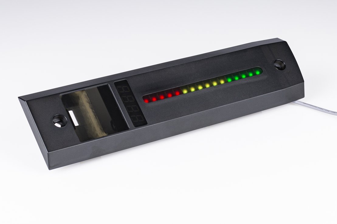 Halb-transluszentes Polycarbonat, Ausleuchtung der Anzeige definiert durch verschiedene Wandstärken und Oberflächenqualitäten am Formteil